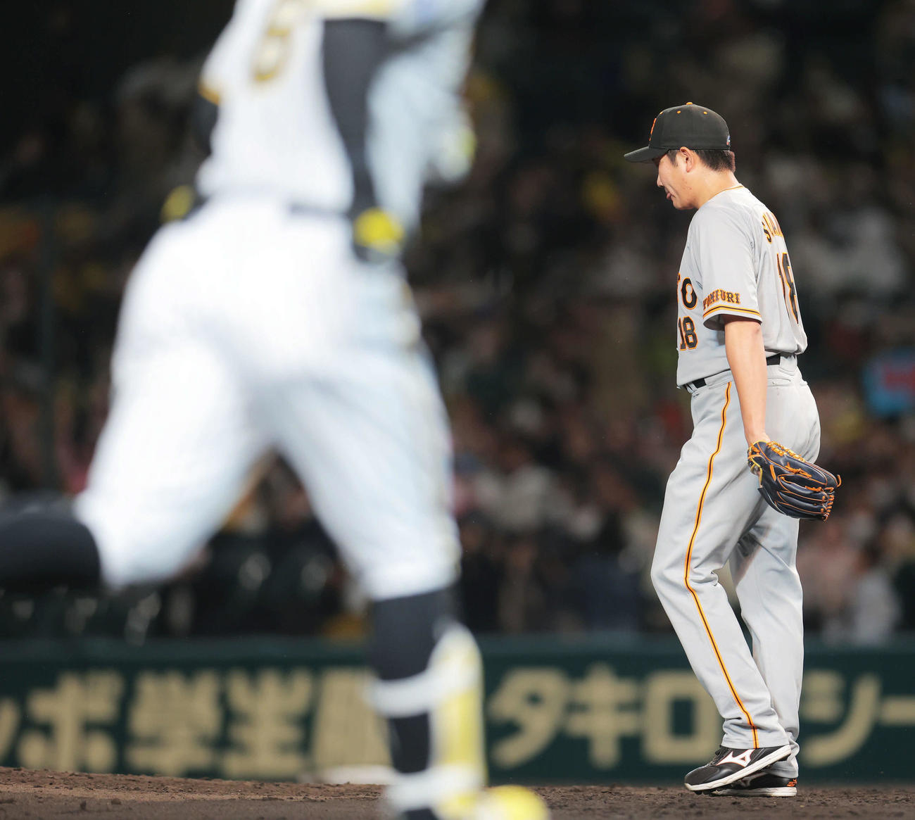 阪神対巨人　5回裏阪神2死一塁、佐藤輝（手前）に逆転右越え2点本塁打を浴びる菅野（撮影・河田真司）
