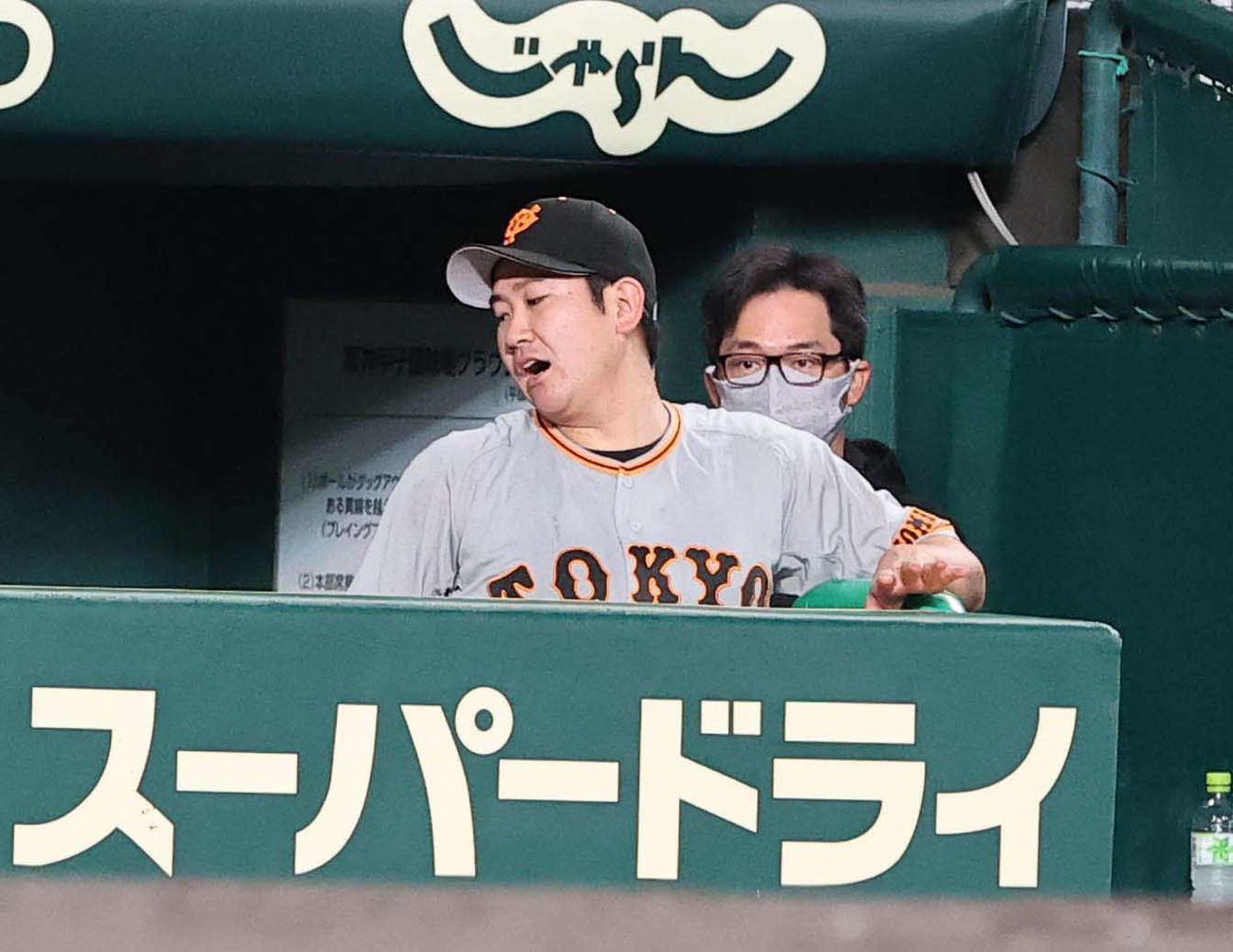 阪神対巨人　7回途中で降板しベンチで悔しそうな表情を見せる菅野（撮影・上田博志）