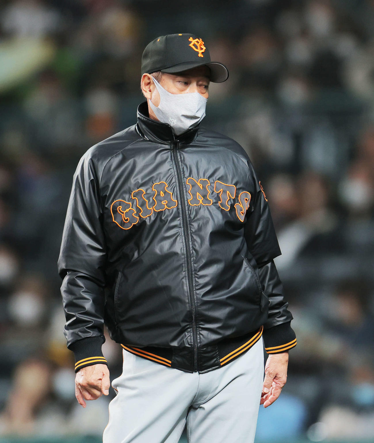 阪神対巨人　8回表を終え、選手交代を告げる原監督（撮影・河田真司）