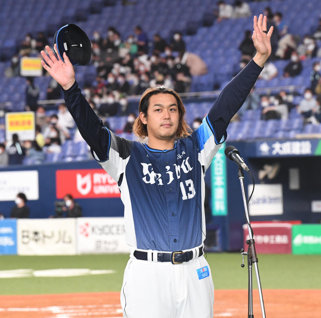 オリックス対西武　勝利投手の高橋はファンの声援に応える（撮影・前岡正明）
