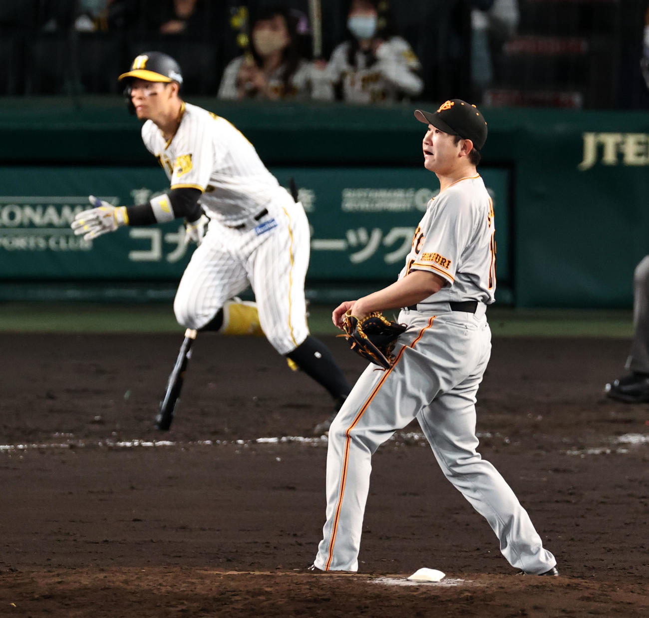 阪神対巨人　5回裏阪神2死二塁、菅野は佐藤輝に右越え2点本塁打を被弾（撮影・加藤哉）