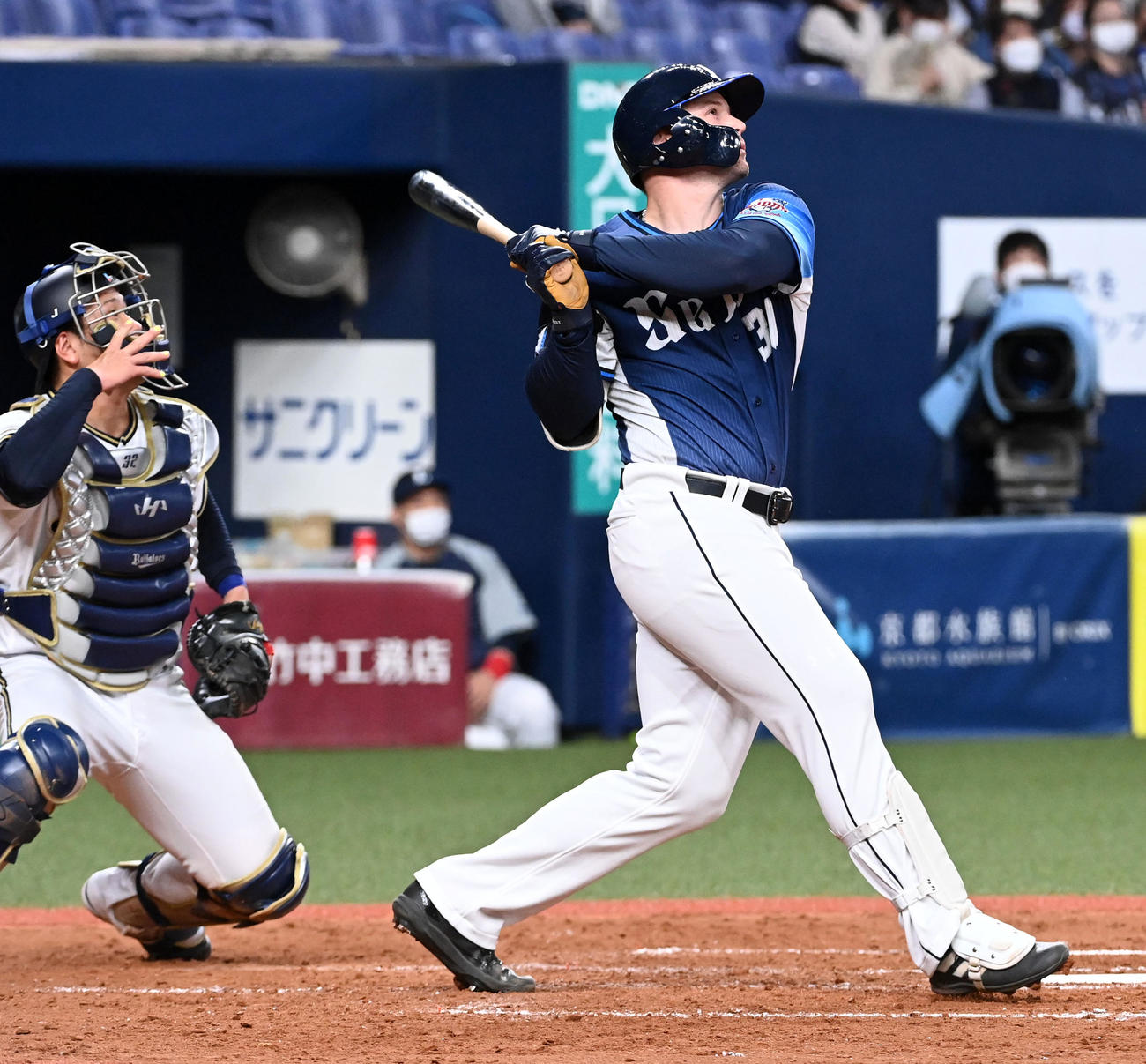オリックス対西武　5回表西武2死一、三塁、オグレディは右中間に適時2点二塁打を放つ（撮影・前岡正明）