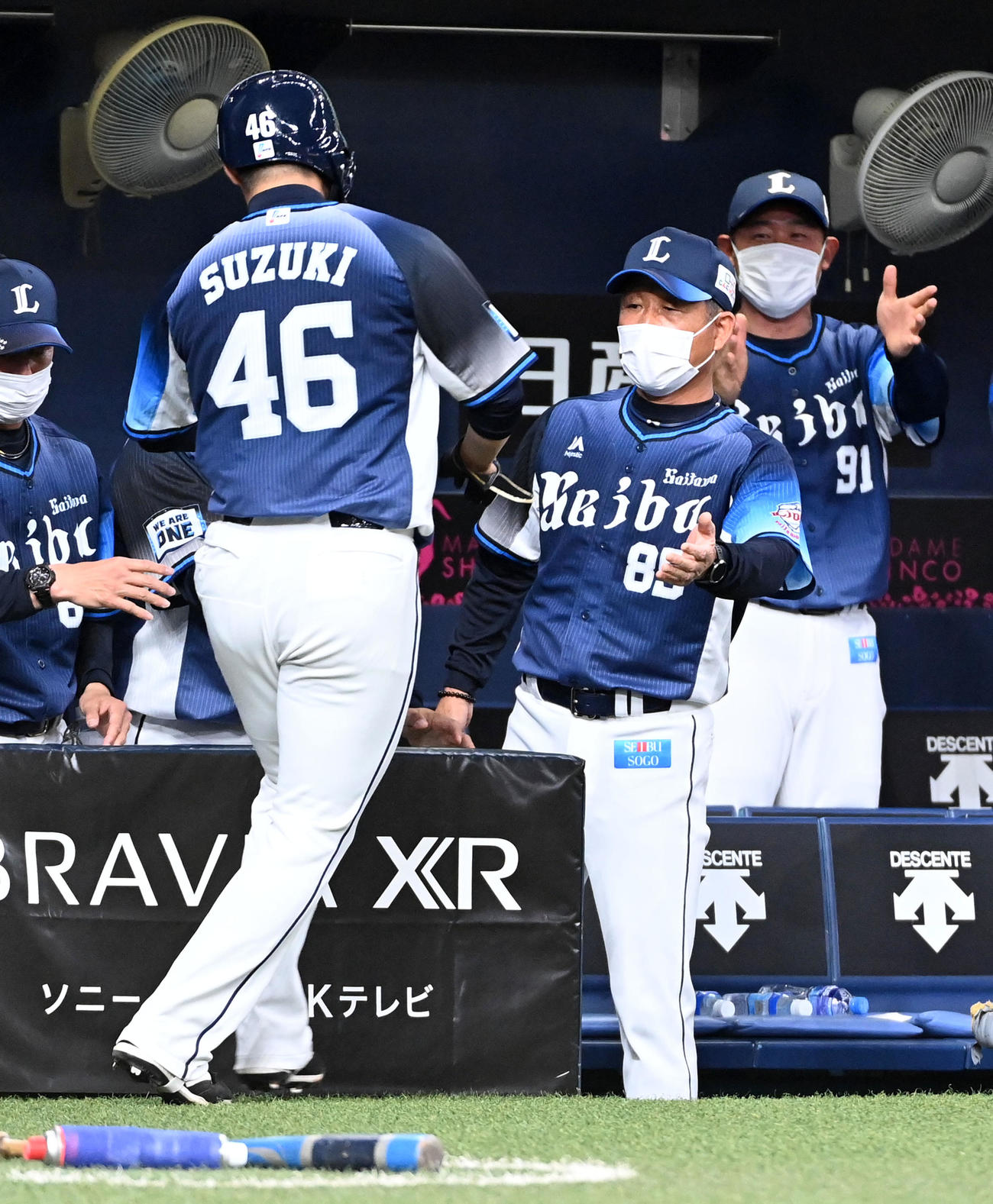 オリックス対西武　5回表西武2死一、三塁、オグレディの右中間への適時2点二塁打で生還した鈴木（左）を迎える辻監督（撮影・前岡正明）