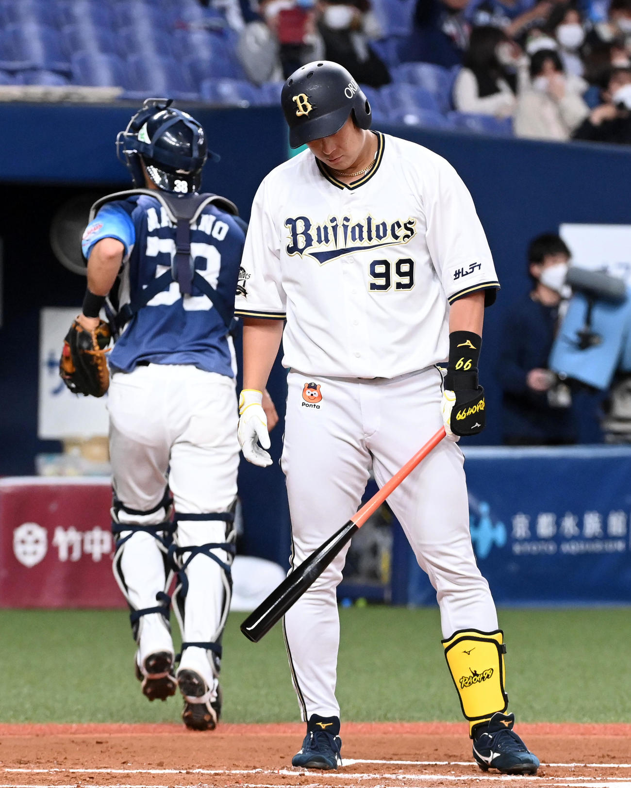 オリックス対西武　1回裏オリックス2死一、二塁、見逃しの三振に倒れがっくりする杉本（撮影・前岡正明）