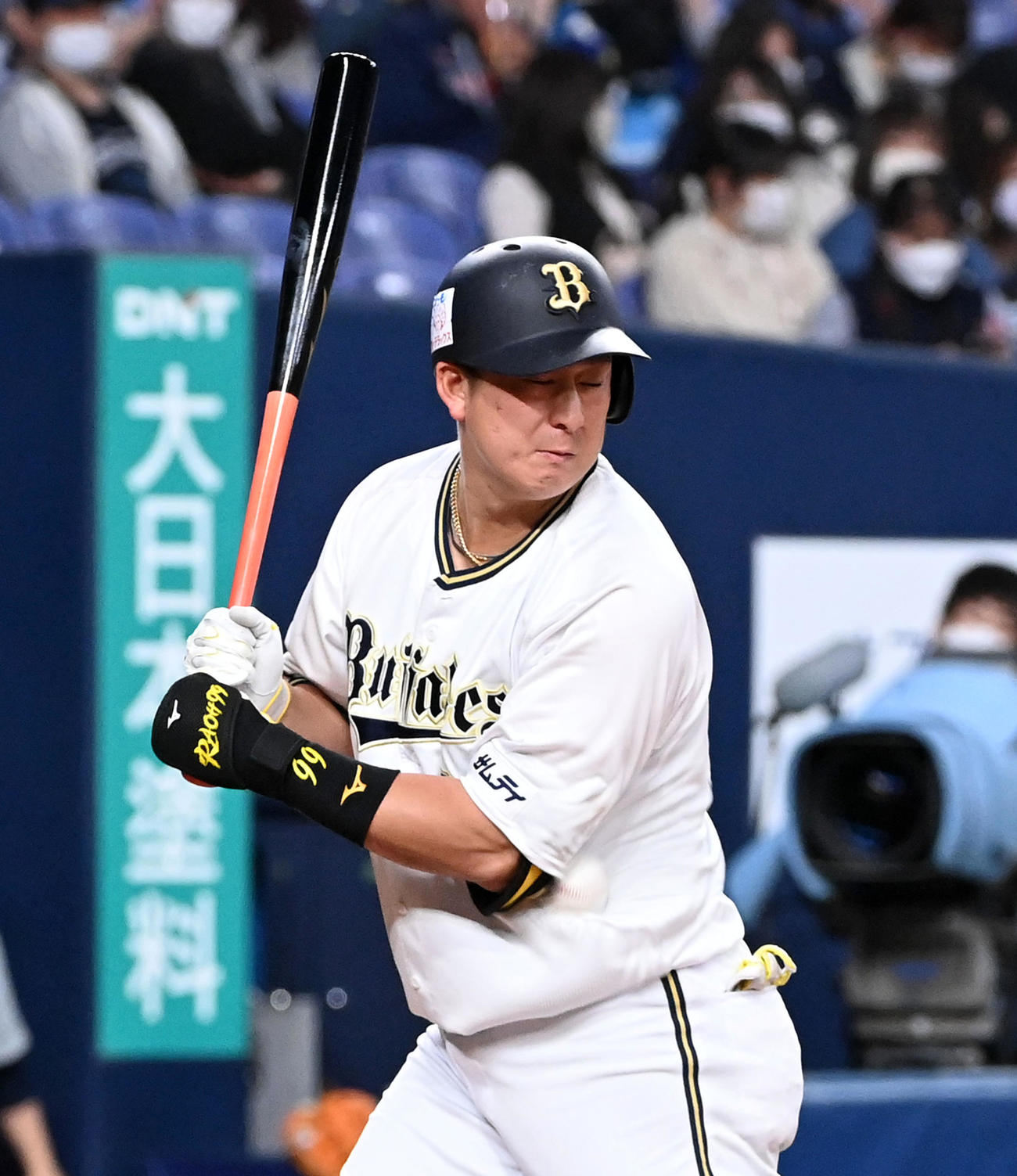 オリックス対西武　4回裏オリックス無死、お腹に死球を受けた杉本（撮影・前岡正明）