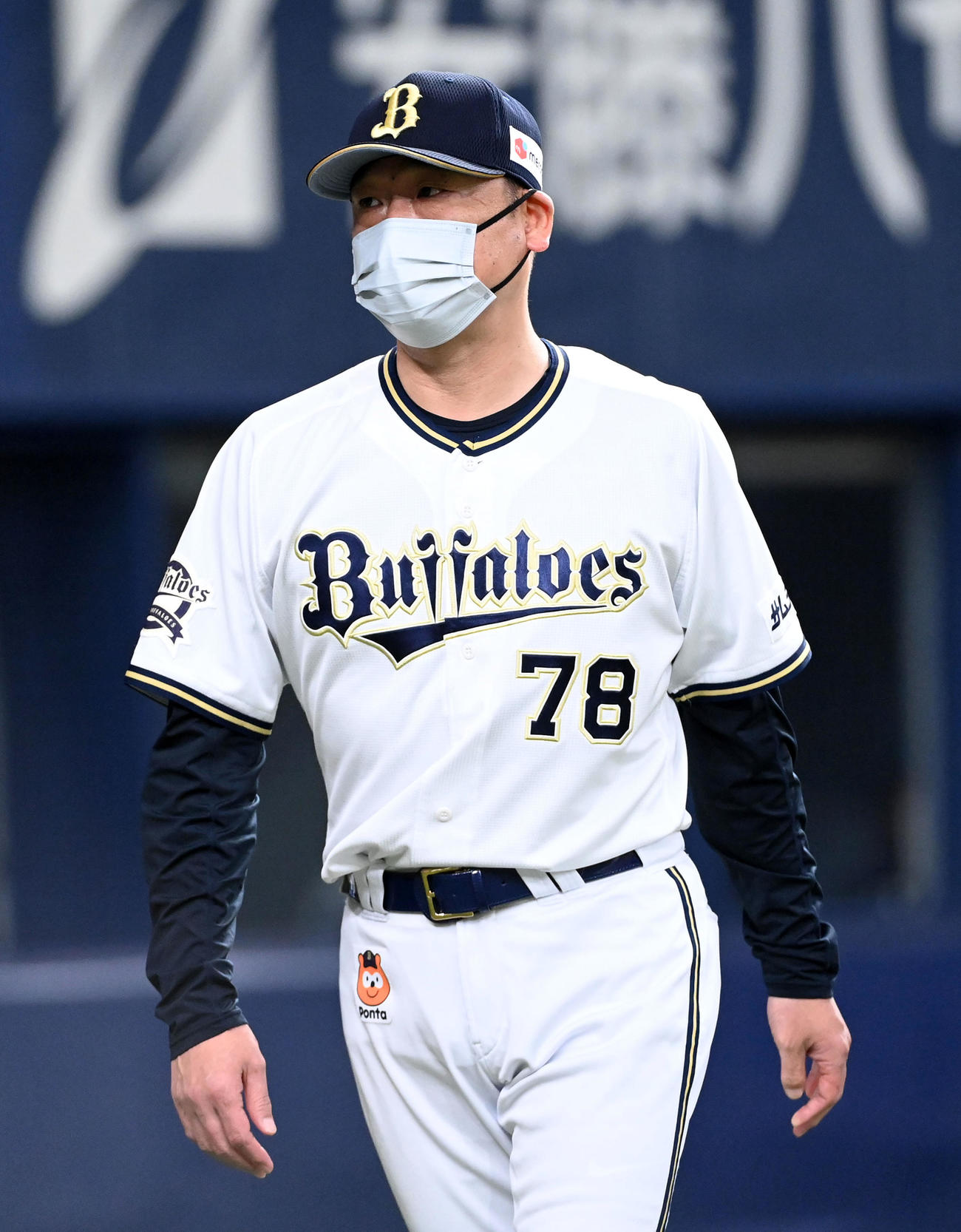 オリックス対西武　8回、交代を告げた中嶋監督（撮影・前岡正明）