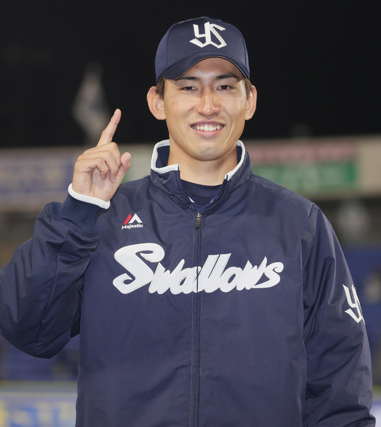 DeNA対ヤクルト　今季初勝利を挙げ、笑顔で1ポーズのヤクルト金久保（撮影・野上伸悟）