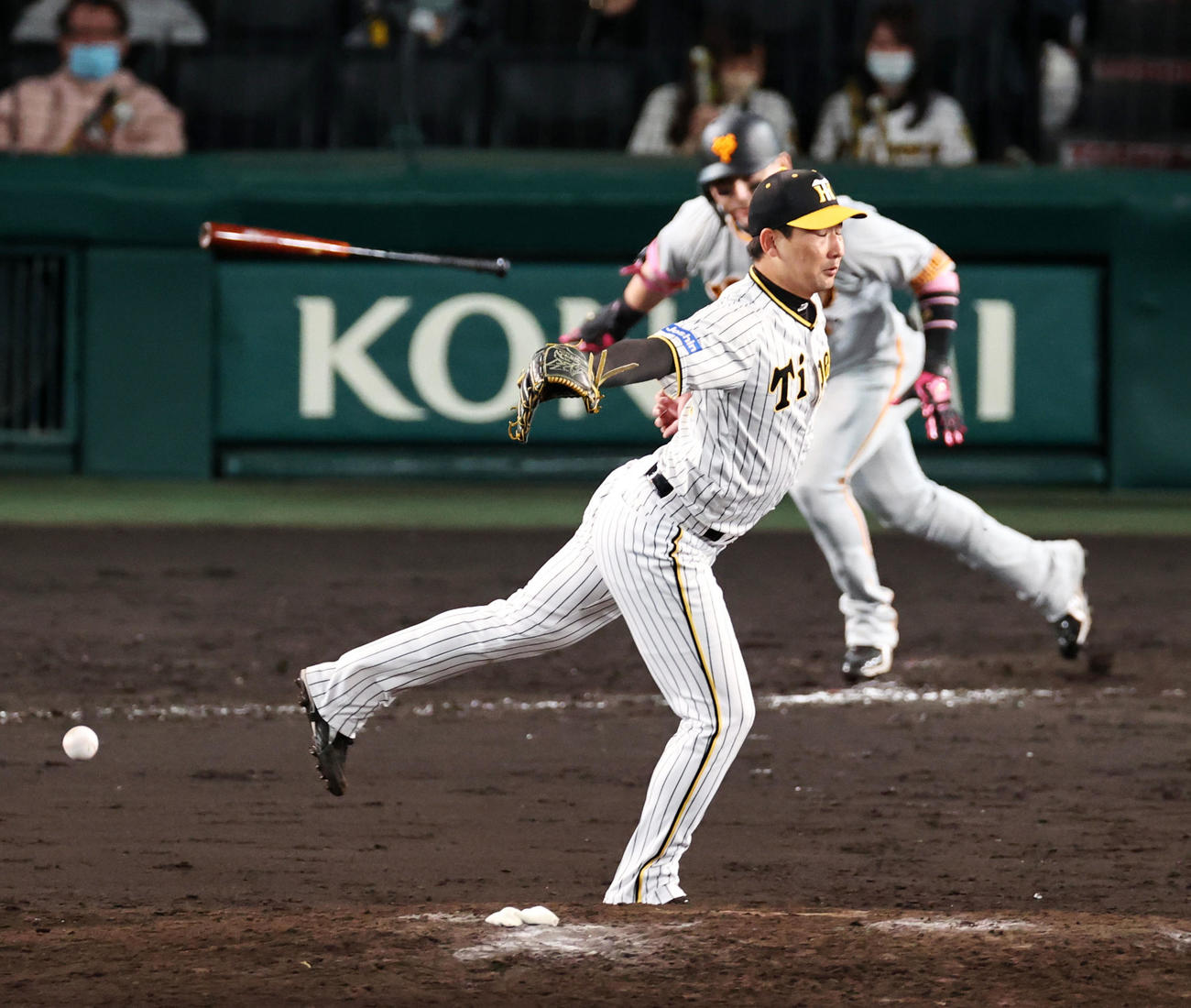 阪神対巨人　9回表巨人2死、阪神岩崎は丸の打球に足を出す（撮影・加藤哉）