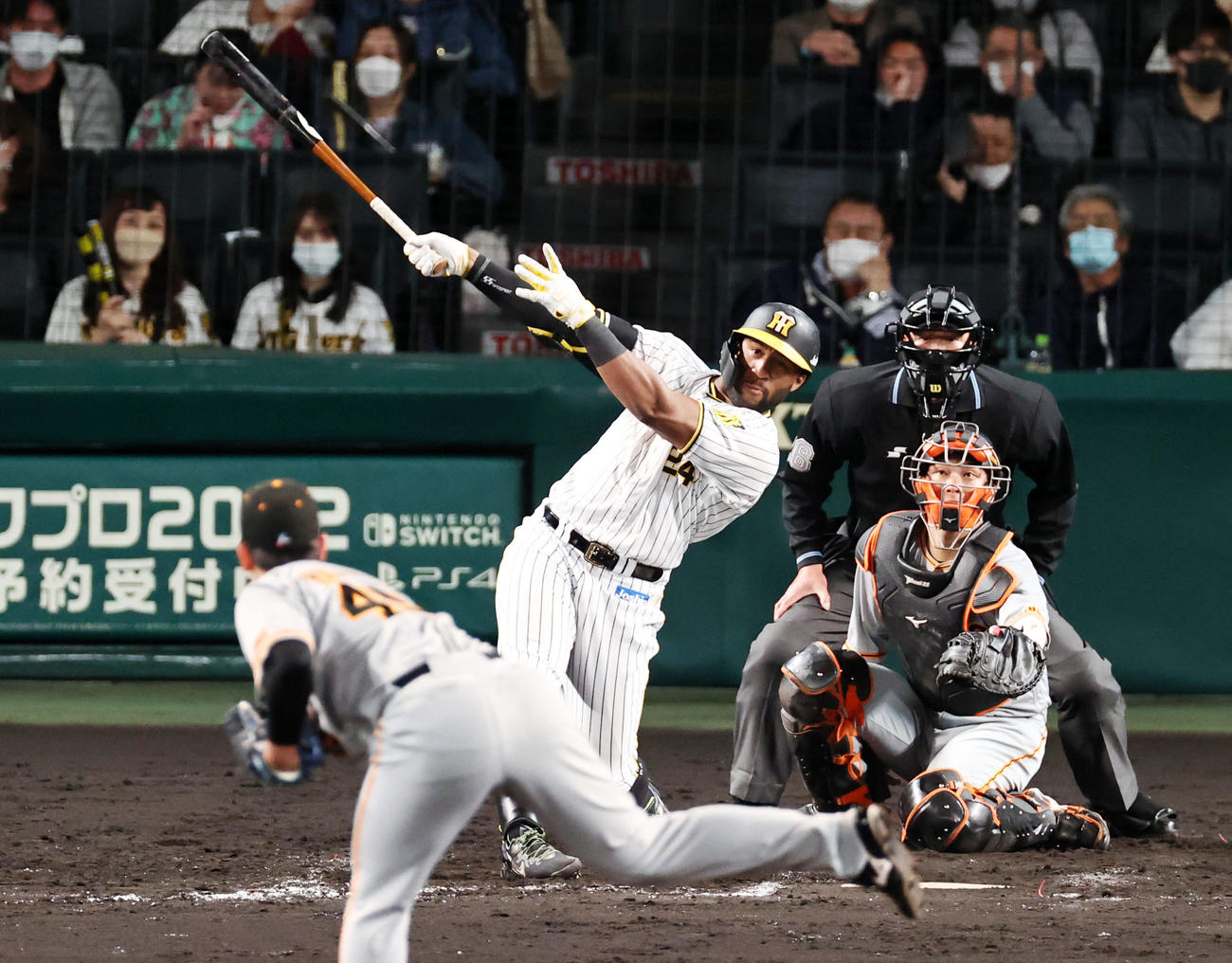 阪神対巨人　8回裏阪神無死一塁、ロハスは中越え2点本塁打を放つ。投手は畠（撮影・加藤哉）