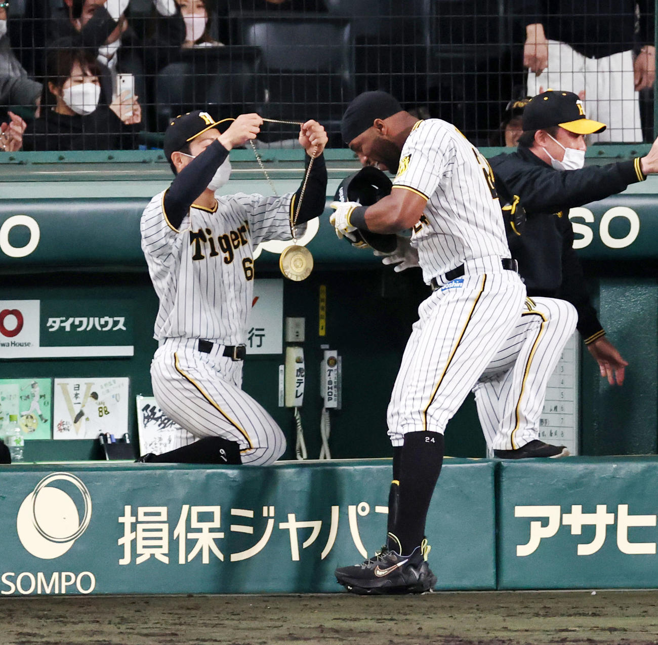 阪神対巨人　8回裏阪神無死一塁、ロハスは中越え2点本塁打を放ちベンチ前でメダルをかけてもらう（撮影・加藤哉）