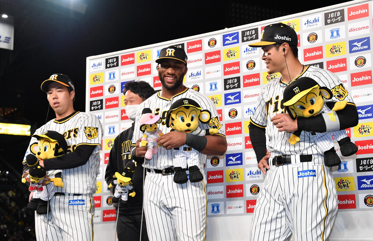 阪神対巨人　ヒーローインタビューに答える阪神の選手たち、左からロハス・ジュニア、青柳、佐藤輝（代表撮影）