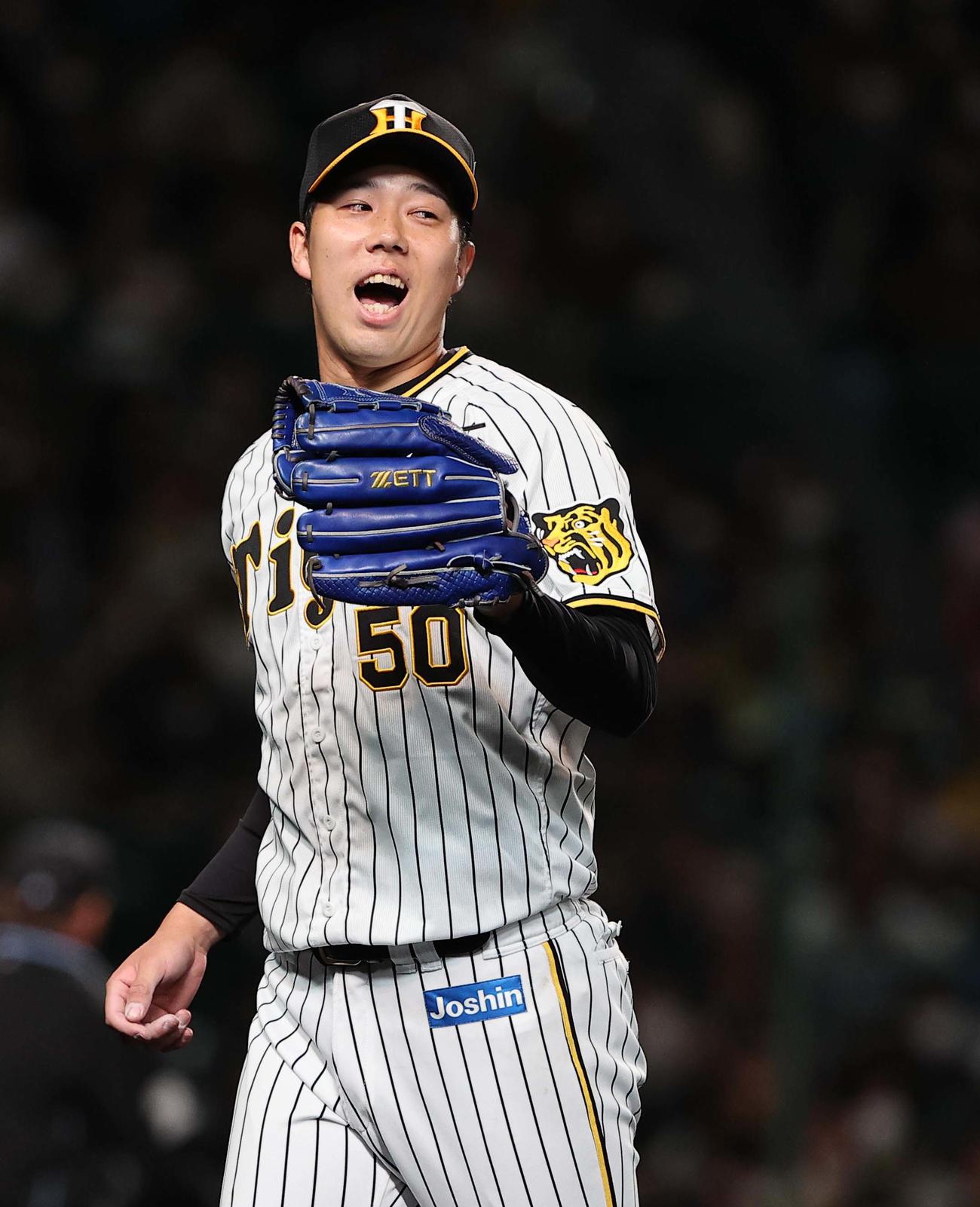 阪神対巨人　4回のピンチを切り抜け笑顔を見せる青柳（撮影・上田博志）