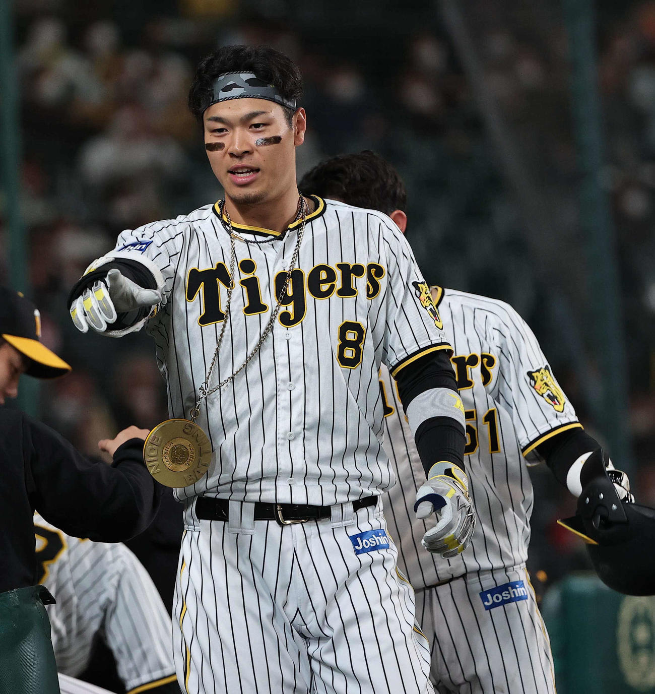 阪神対巨人　5回裏阪神2死二塁、右越えに逆転2点本塁打を放ちポーズを決める佐藤輝（撮影・上田博志）