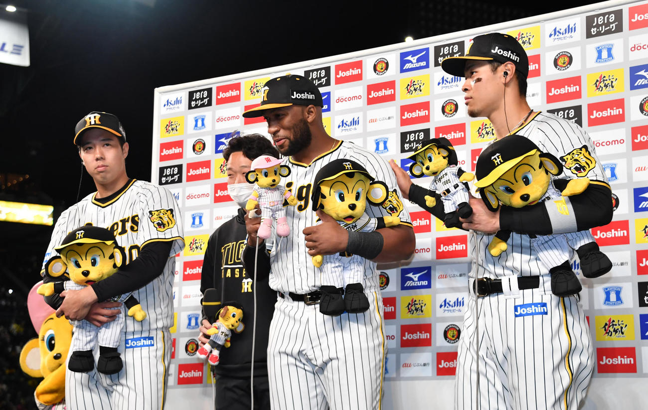 阪神対巨人　ヒーローインタビューに答える阪神の選手たち、左からロハス・ジュニア、青柳、佐藤輝（代表撮影）