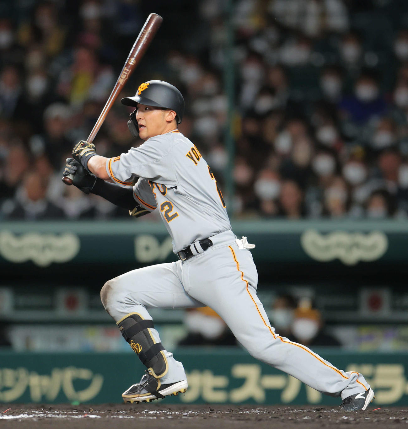 阪神対巨人　3回表巨人1死、中前打を放つ吉川（撮影・河田真司）
