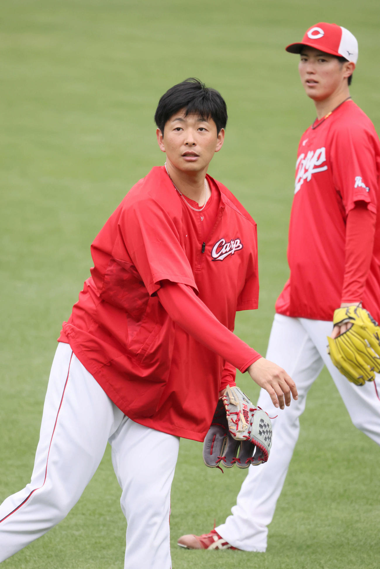 キャッチボールをする大瀬良。右は森下（撮影・加藤孝規）