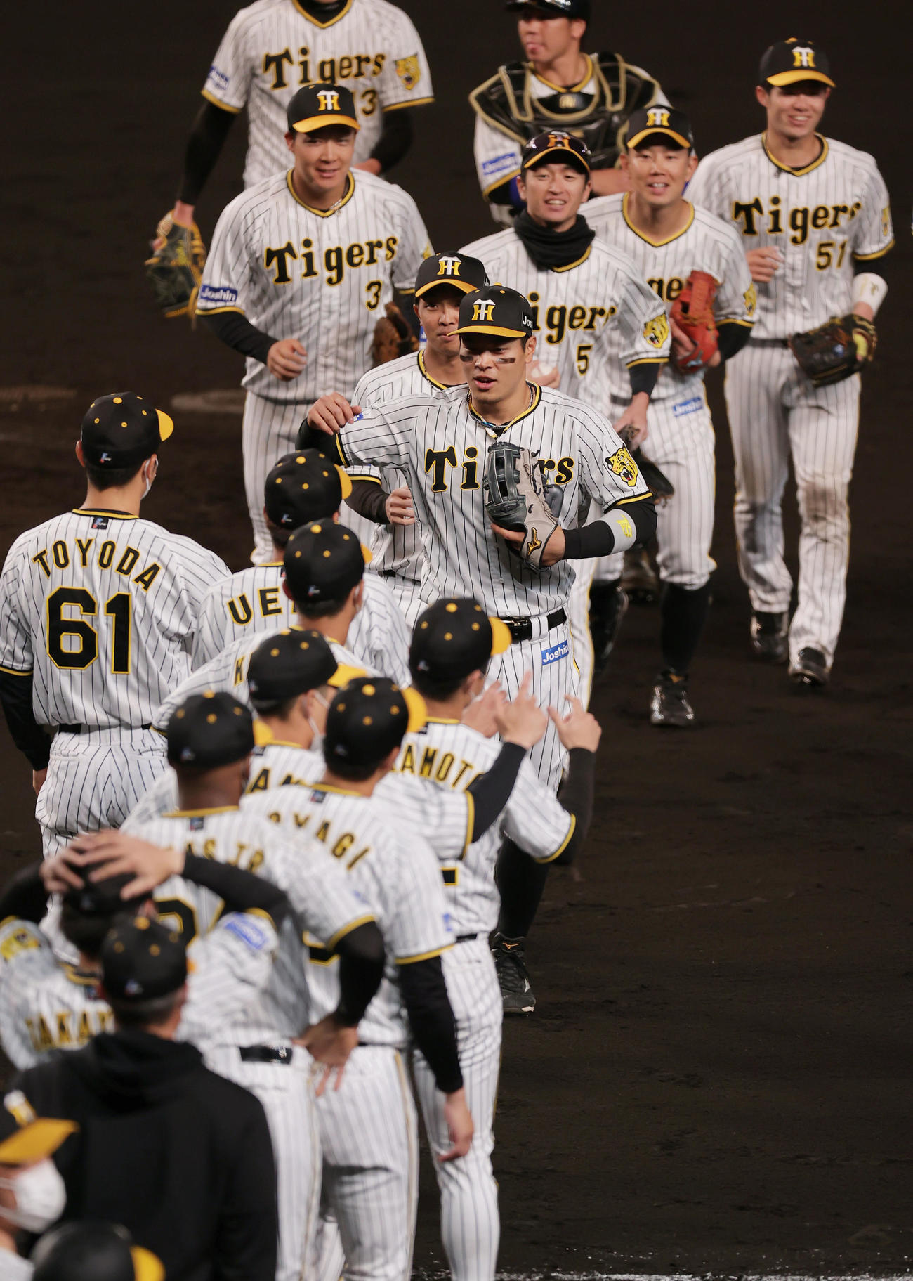阪神対巨人　巨人に勝利し、タッチを交わして喜ぶ佐藤輝（中央）ら阪神ナイン（撮影・前田充）