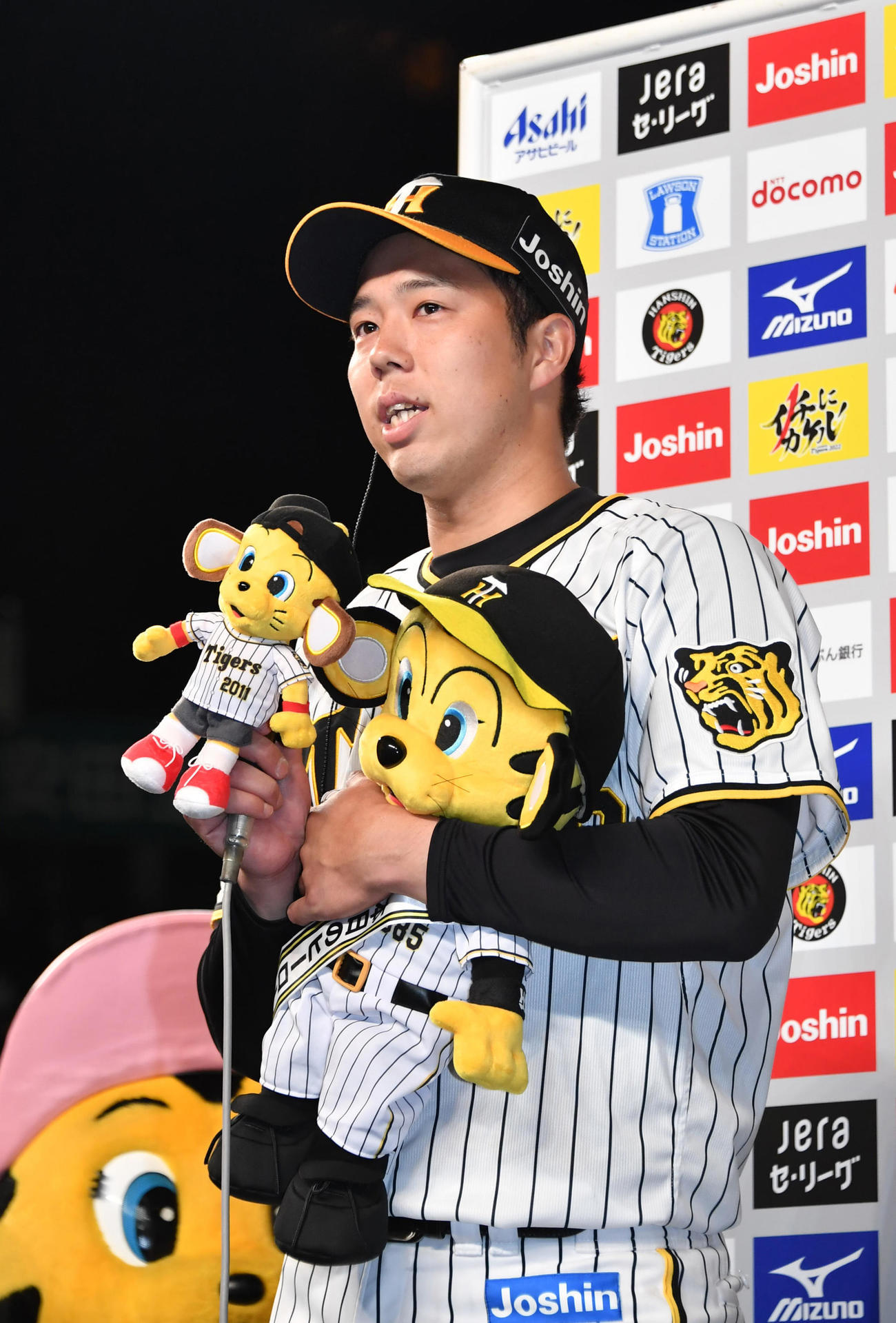 阪神対巨人　ヒーローインタビューに答える青柳（代表撮影）
