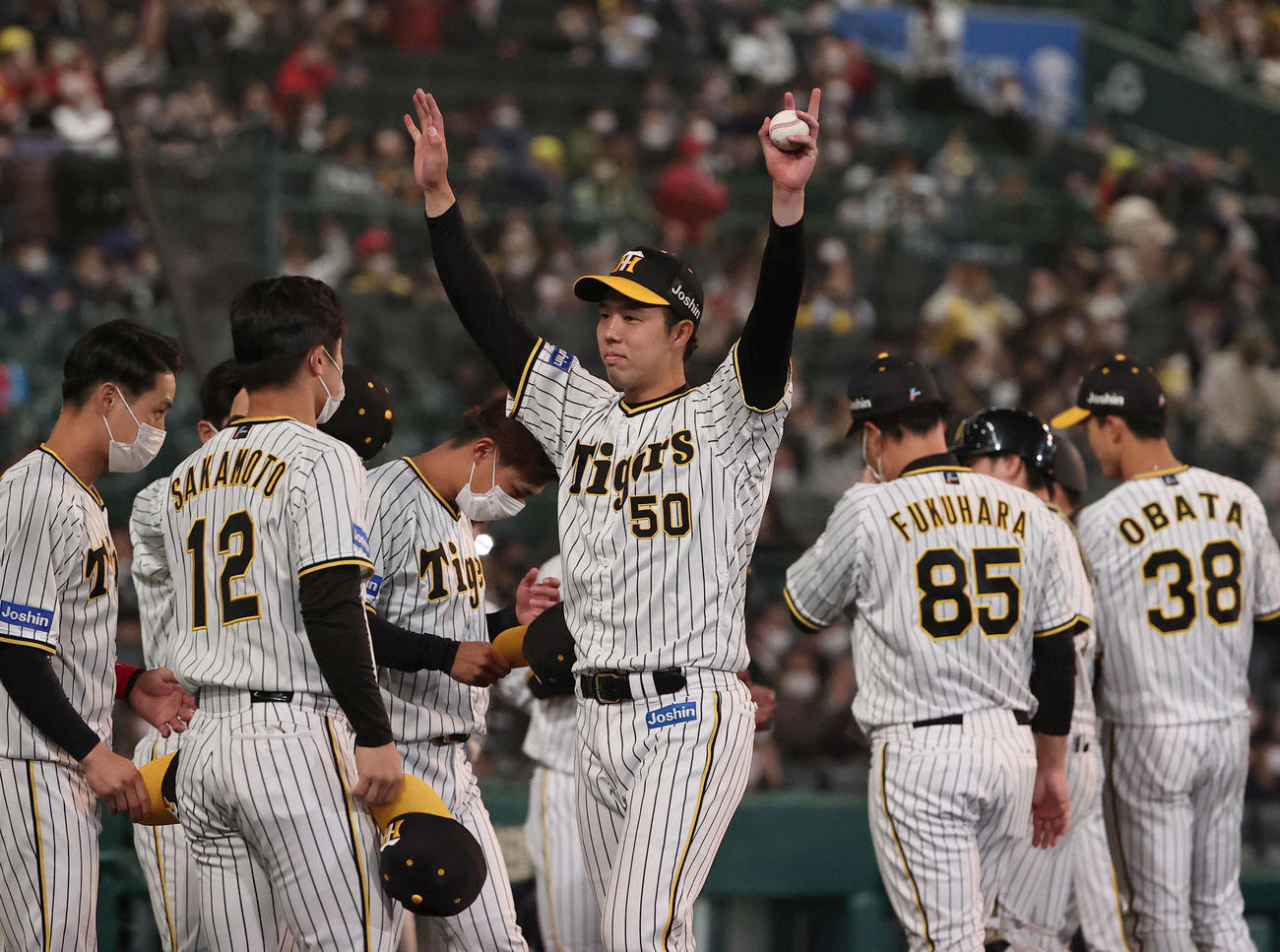 阪神対巨人　勝利球を手にファンの拍手に両手をあげて応える青柳（撮影・上田博志）