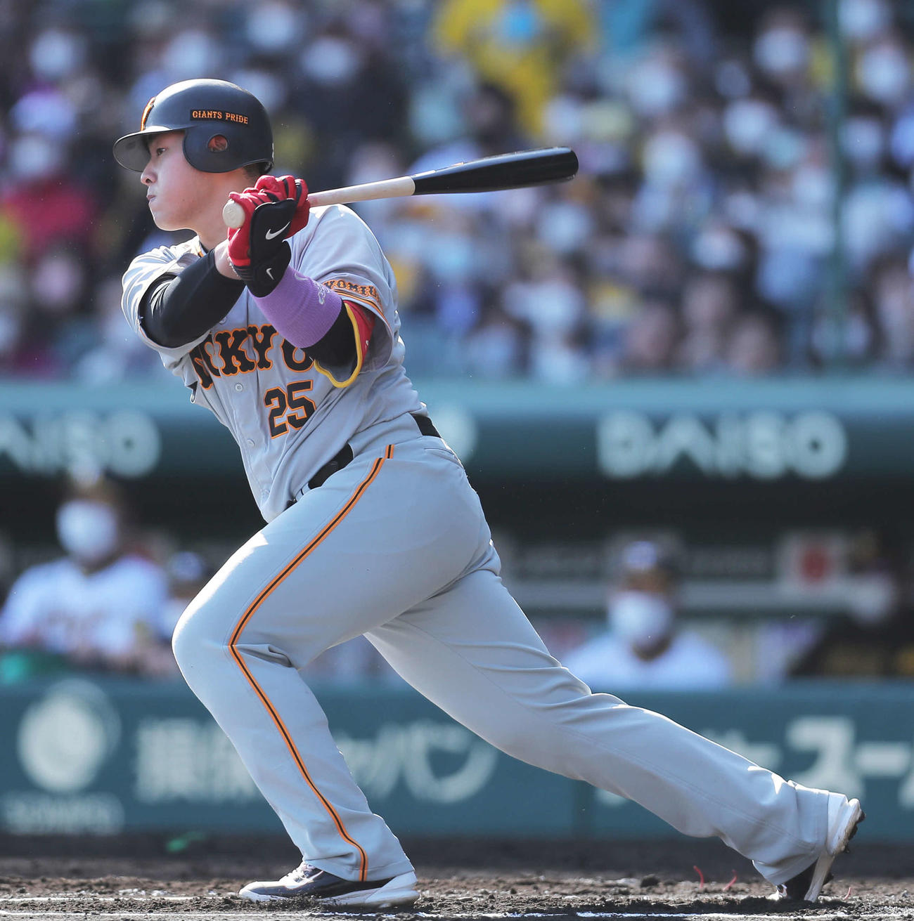 阪神対巨人　6回表巨人1死一、三塁、左前適時打を放つ岡本和（撮影・河田真司）