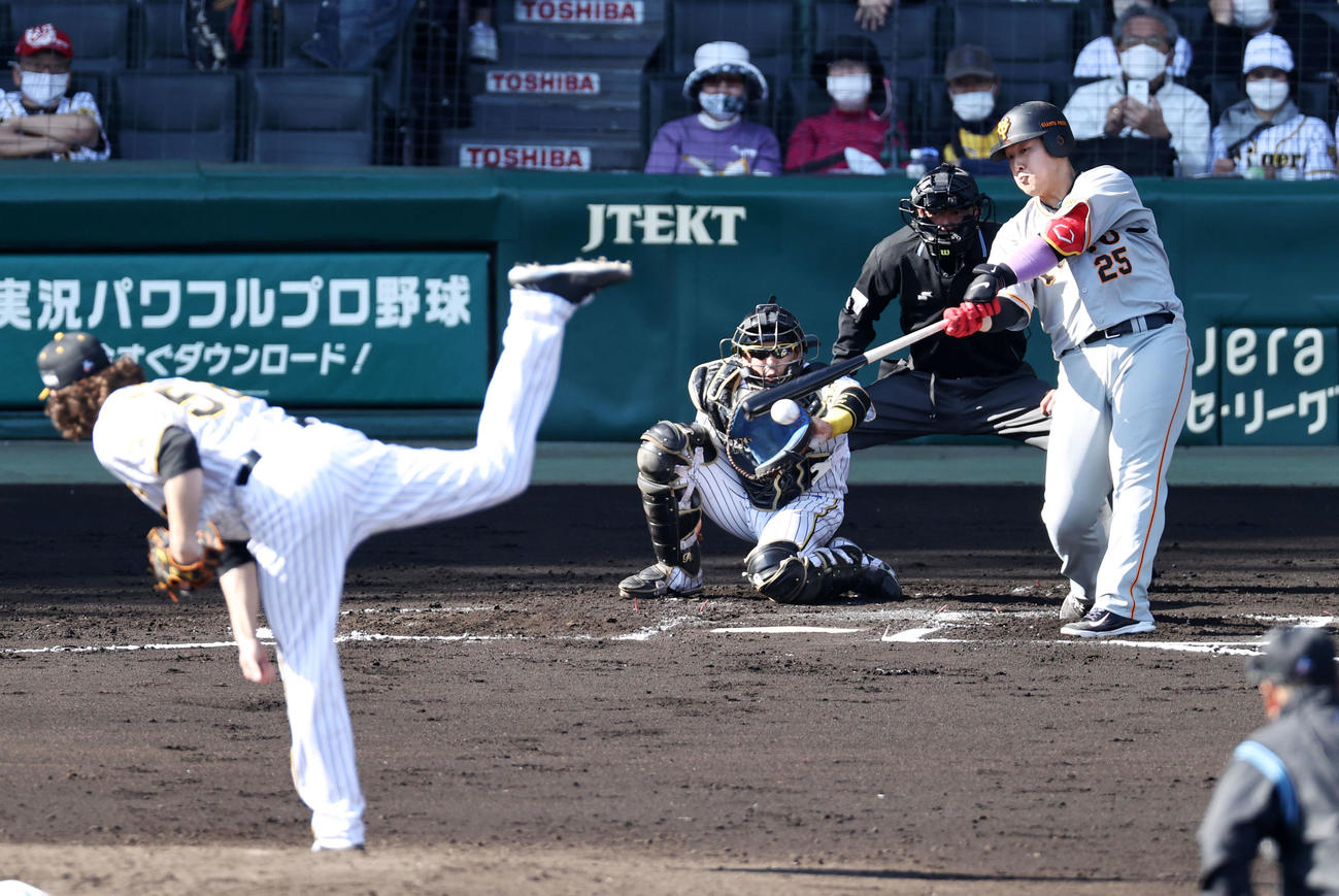 阪神対巨人　6回表巨人1死一、三塁、岡本和は左前適時打を放つ。投手はウィルカーソン（撮影・加藤哉）