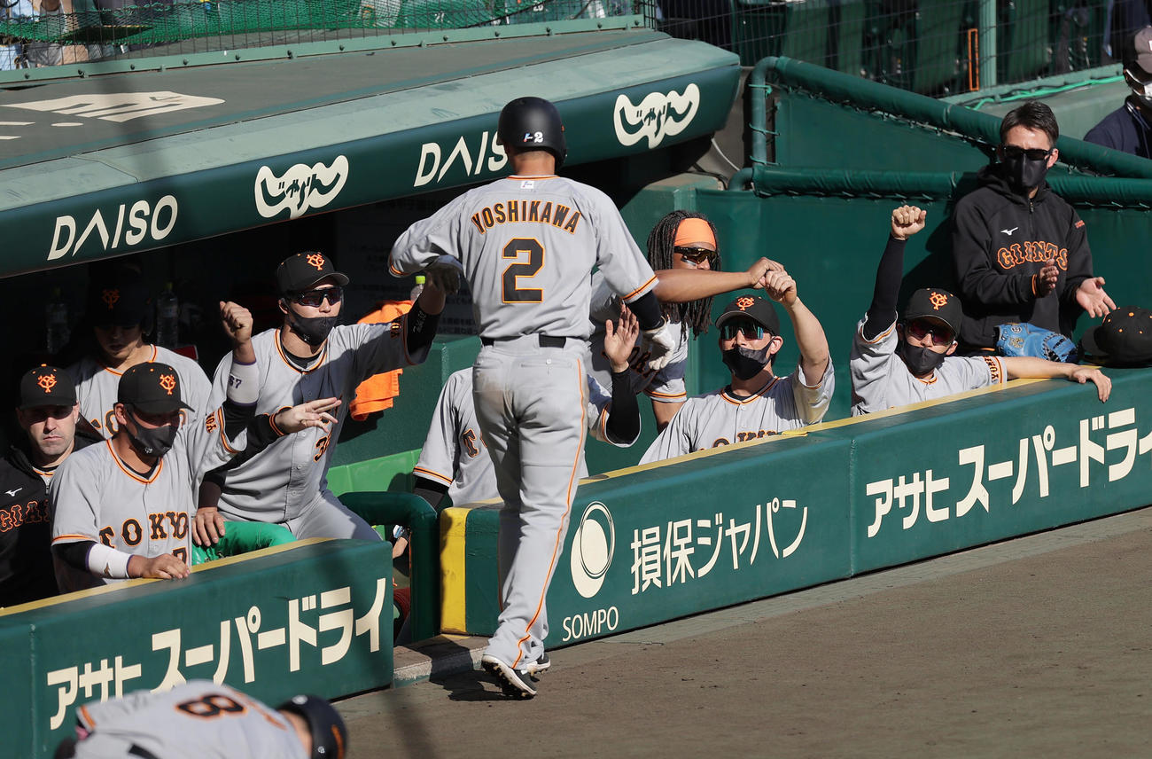 阪神対巨人　6回表巨人1死一、三塁、岡本和の左前適時打で生還した吉川を迎える巨人ナイン（撮影・前田充）