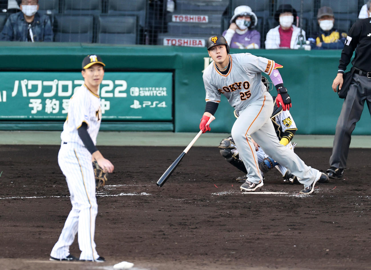 阪神対巨人　8回表巨人2死二塁、岡本和は中飛を打ち上げる。投手は湯浅（撮影・加藤哉）