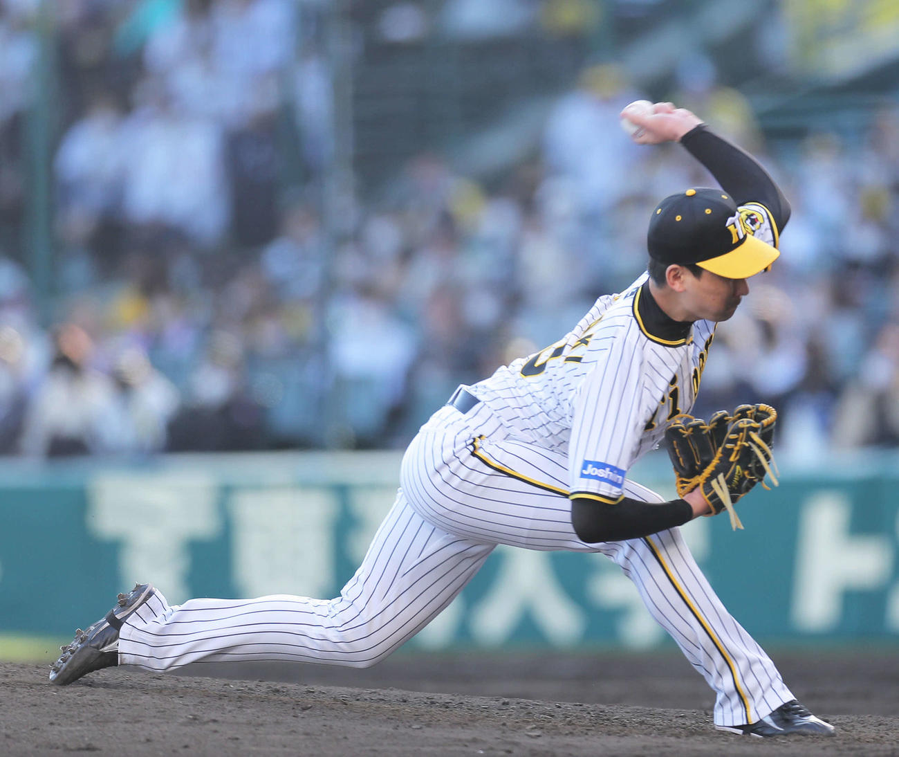 阪神対巨人　9回表、阪神4番手で登板する岩崎（撮影・河田真司）