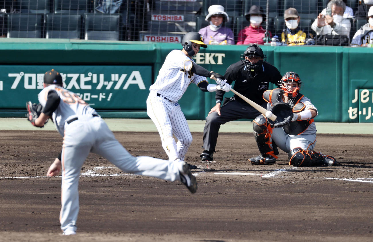 阪神対巨人　3回裏阪神2死二塁、中野は遊内野安打を放つ。投手はシューメーカー（撮影・加藤哉）