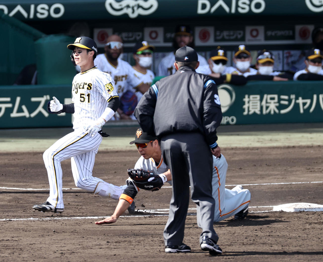 阪神対巨人　3回裏阪神2死二塁、中野は遊内野安打を放ち一塁手中島が悪送球を捕球できない間に二塁走者が生還（撮影・加藤哉）
