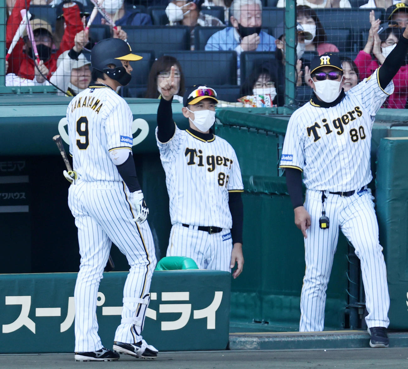 阪神対巨人　4回裏阪神無死二塁、矢野監督は大山の左越え適時二塁打にベンチでガッツポーズを見せる（撮影・加藤哉）