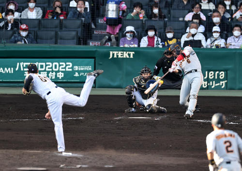 阪神対巨人　8回表巨人無死二塁、坂本は空振り三振。投手は湯浅（撮影・加藤哉）