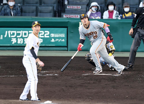 阪神対巨人　8回表巨人2死二塁、岡本和は中飛を打ち上げる。投手は湯浅（撮影・加藤哉）
