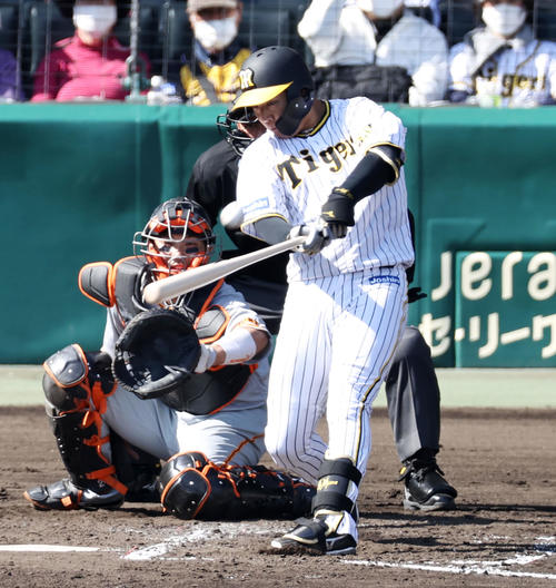阪神対巨人　4回裏阪神無死二塁、大山は左越え適時二塁打を放つ（撮影・加藤哉）