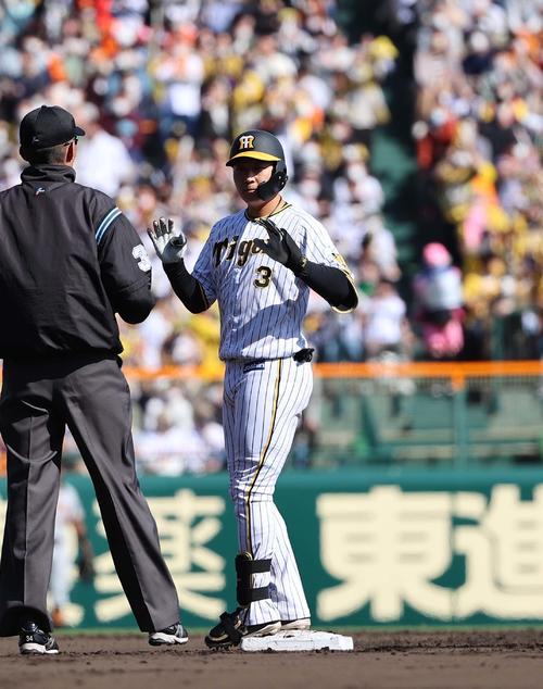 阪神対巨人　4回裏阪神無死二塁、左越えに適時二塁打を放つ大山（撮影・上田博志）