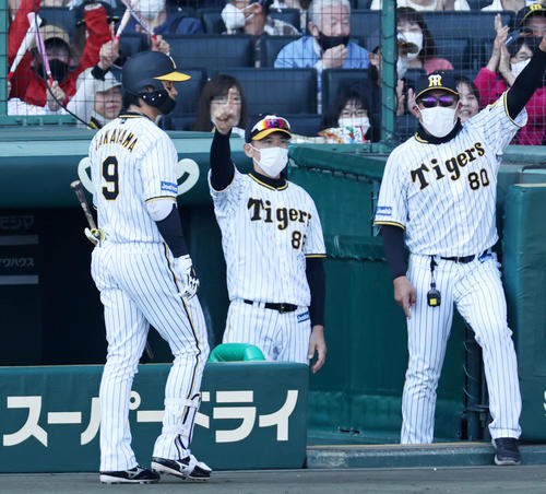 阪神対巨人　4回裏阪神無死二塁、矢野監督は大山の左越え適時二塁打にベンチでガッツポーズを見せる（撮影・加藤哉）