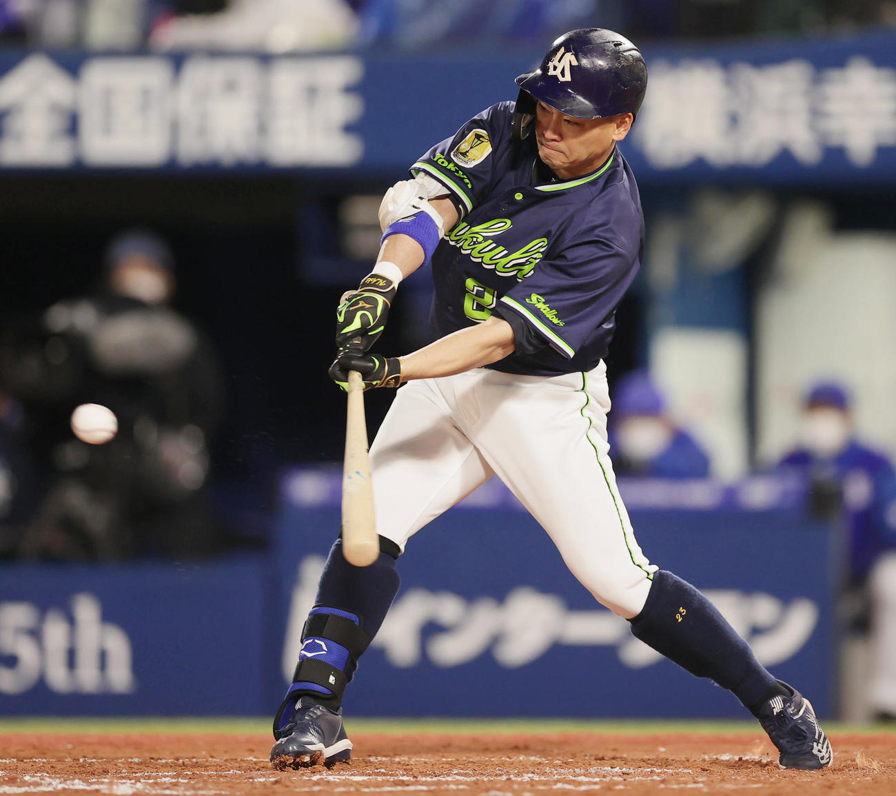 DeNA対ヤクルト　8回表ヤクルト1死、左前打を放つ青木（撮影・野上伸悟）