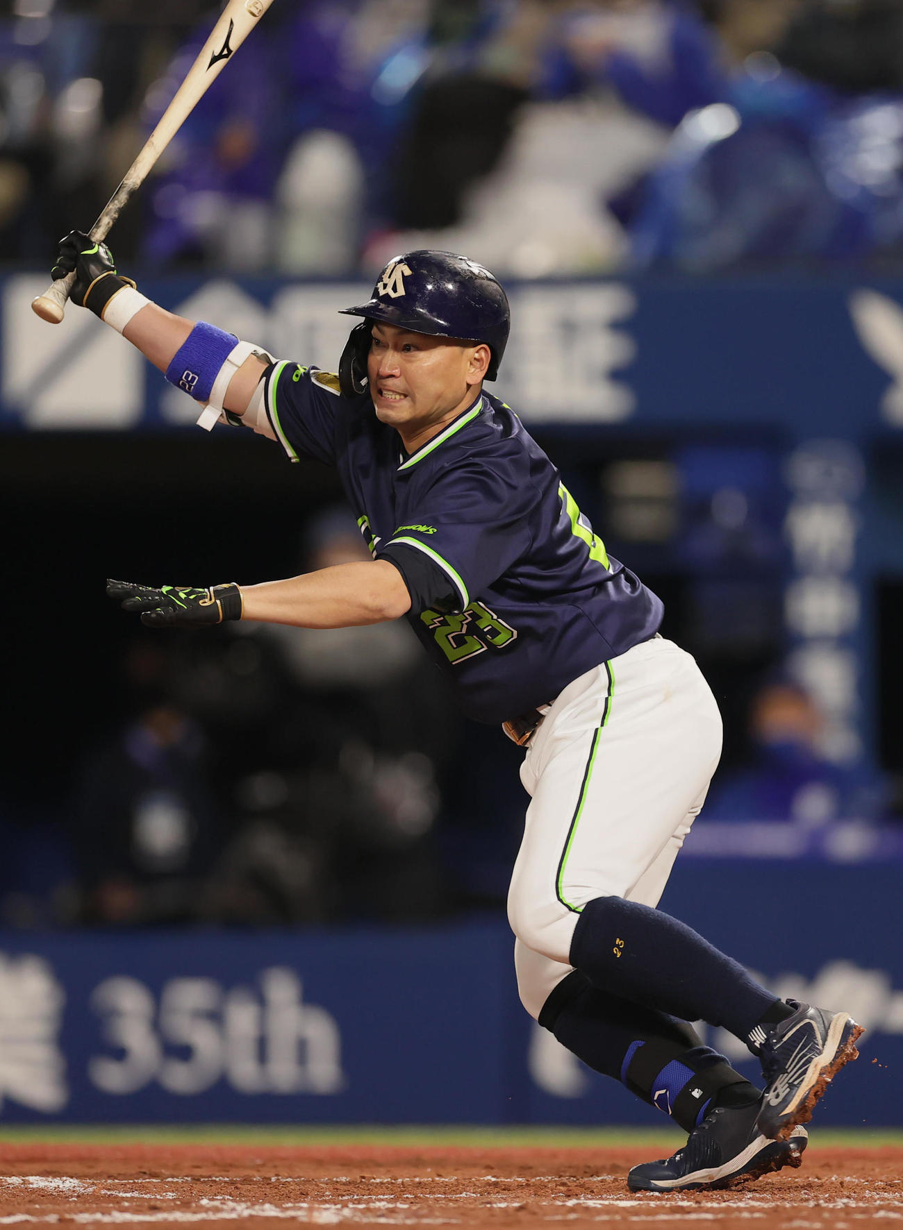 DeNA対ヤクルト　8回表ヤクルト1死、左前打を放つ青木（撮影・野上伸悟）