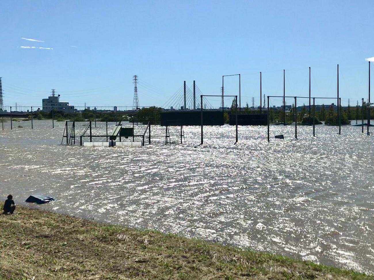 19年10月、戸田球場が水没し、バックスクリーンや電光掲示板のみが見える状態