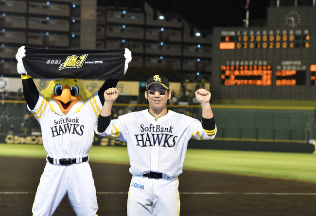 2年ぶりに開催の北九州市民球場での試合で勝利し、バックスクリーンを背にガッツポーズする甲斐拓也（2021年4月20日撮影）
