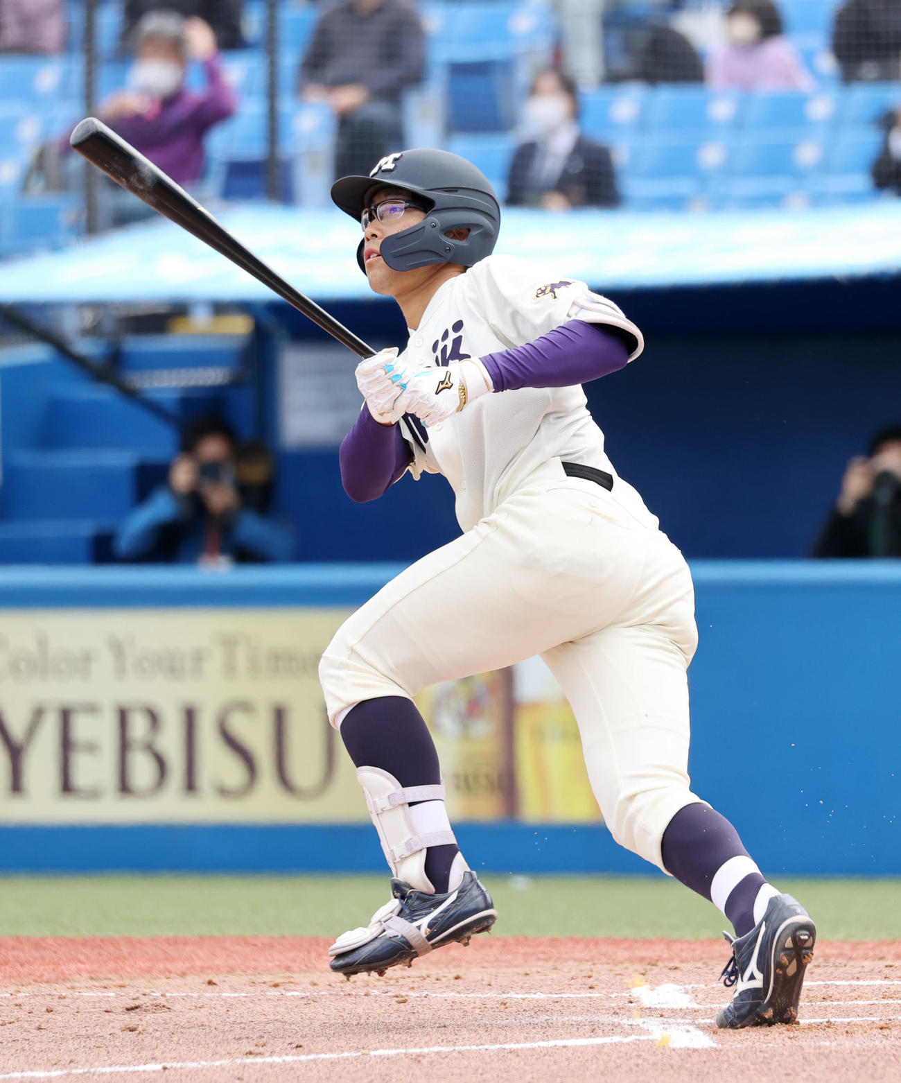 東大対明大　1回裏明大1死一塁、瀬は左越え2点本塁打を放つ（撮影・鈴木正人）