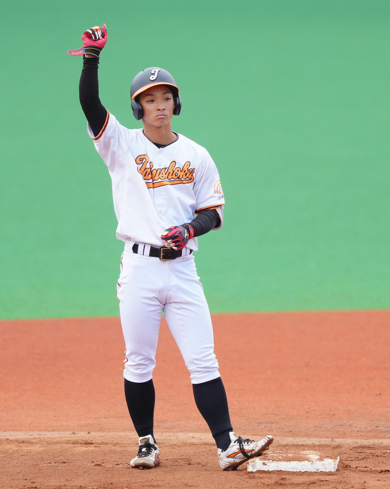 拓大対国士舘大　6回表拓大1死、二塁打を放ちガッツポーズを見せる宮浦（撮影・江口和貴）