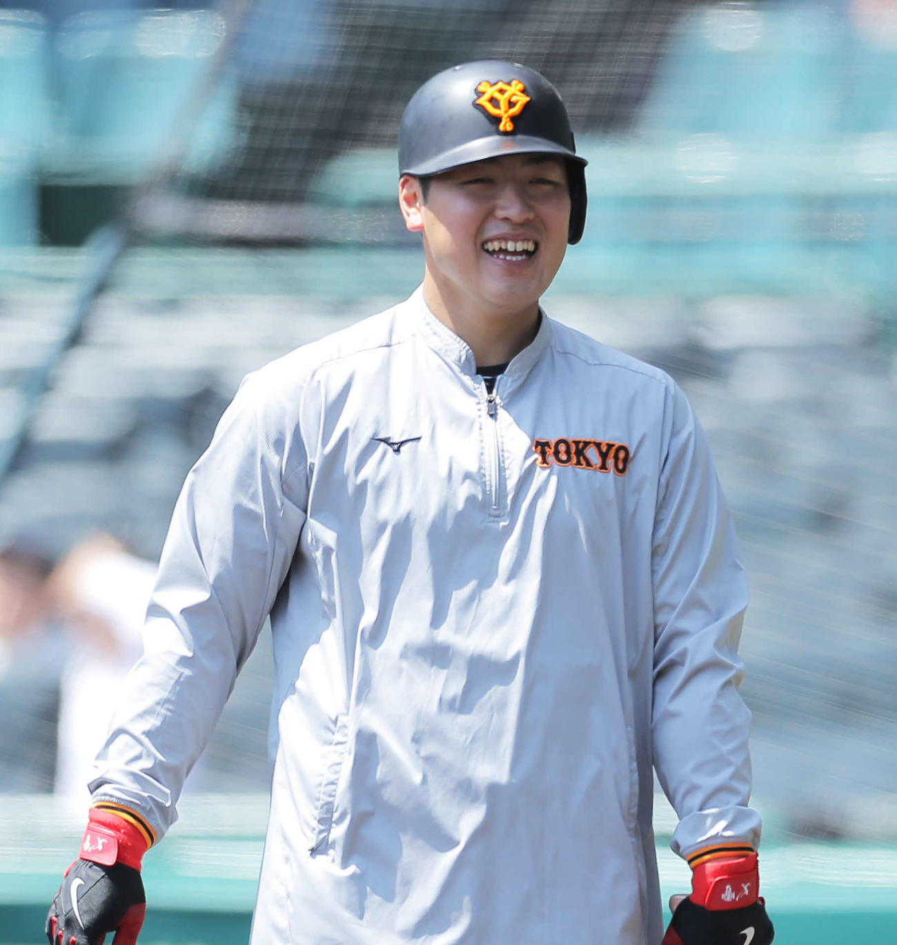 阪神対巨人　試合前、笑顔を見せる巨人岡本和（撮影・河田真司）