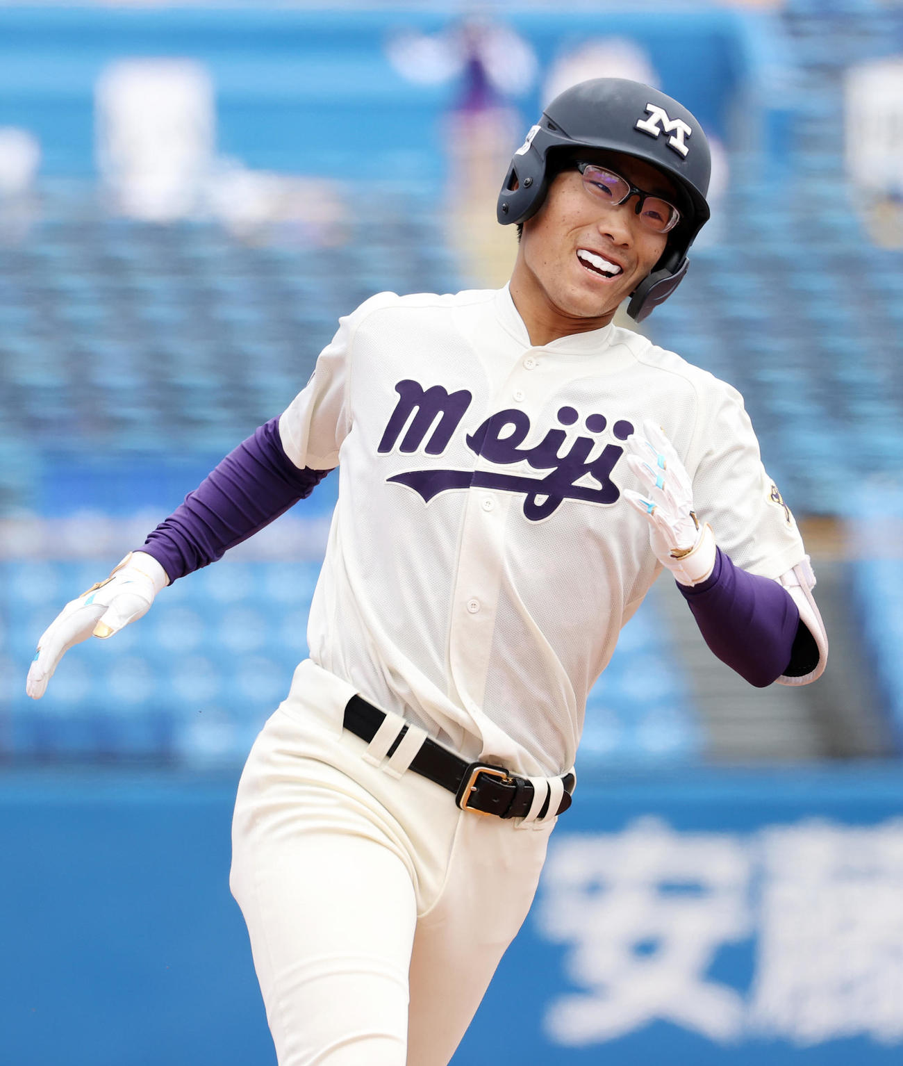東大対明大　1回裏明大1死一塁、瀬は左越え2点本塁打を放ち笑顔を見せる（撮影・鈴木正人）