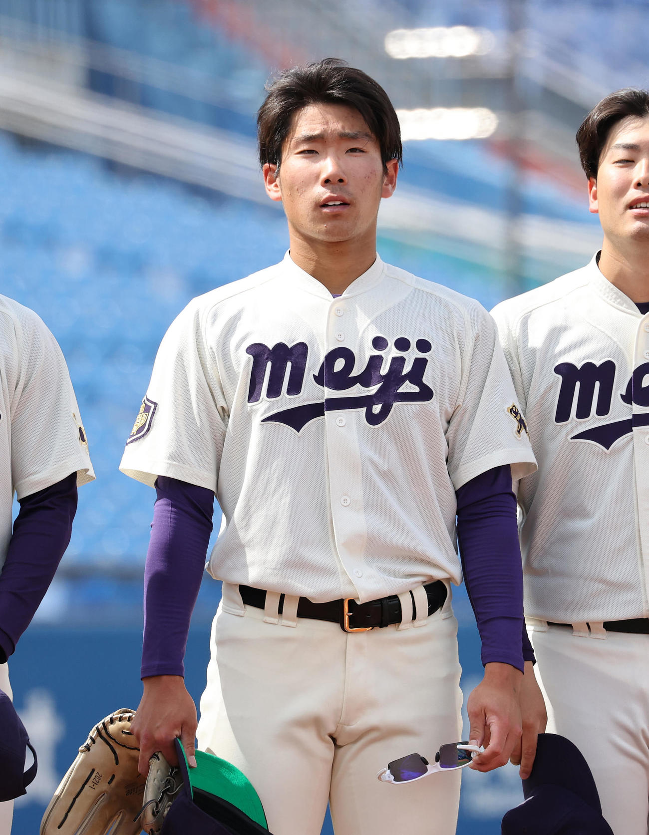 東大対明大　勝利し応援席にあいさつする明大・瀬（撮影・鈴木正人）