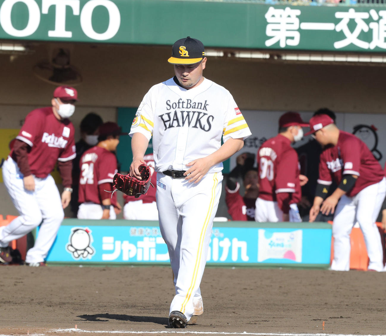 9回表を投げ終えた森唯斗はうつむきながらベンチに戻る（撮影・屋方直哉）