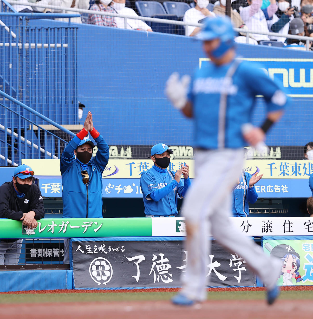 ロッテ対日本ハム　5回表日本ハム無死一、三塁、野村の犠飛で追加点を奪い手をたたき喜ぶ新庄監督（左から2人目）（撮影・垰建太）