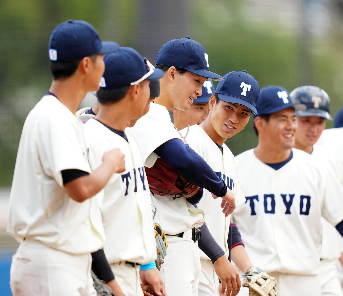 東洋大対東農大　試合後、整列する東洋大3番手の羽田野（中央左）（撮影・江口和貴）