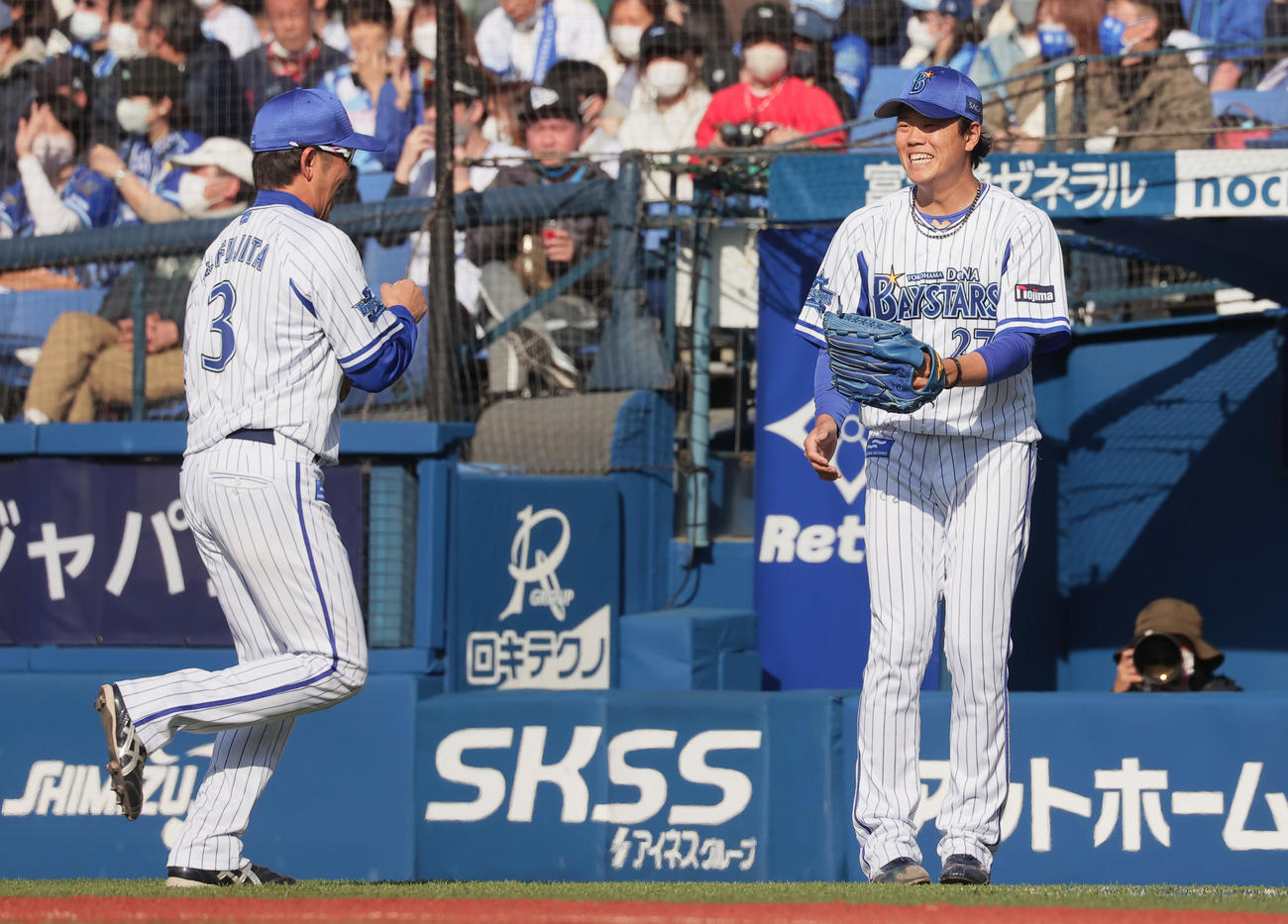 DeNA対ヤクルト　7回表を終え、藤田（左）を笑顔で迎えるDeNA上茶谷（撮影・野上伸悟）