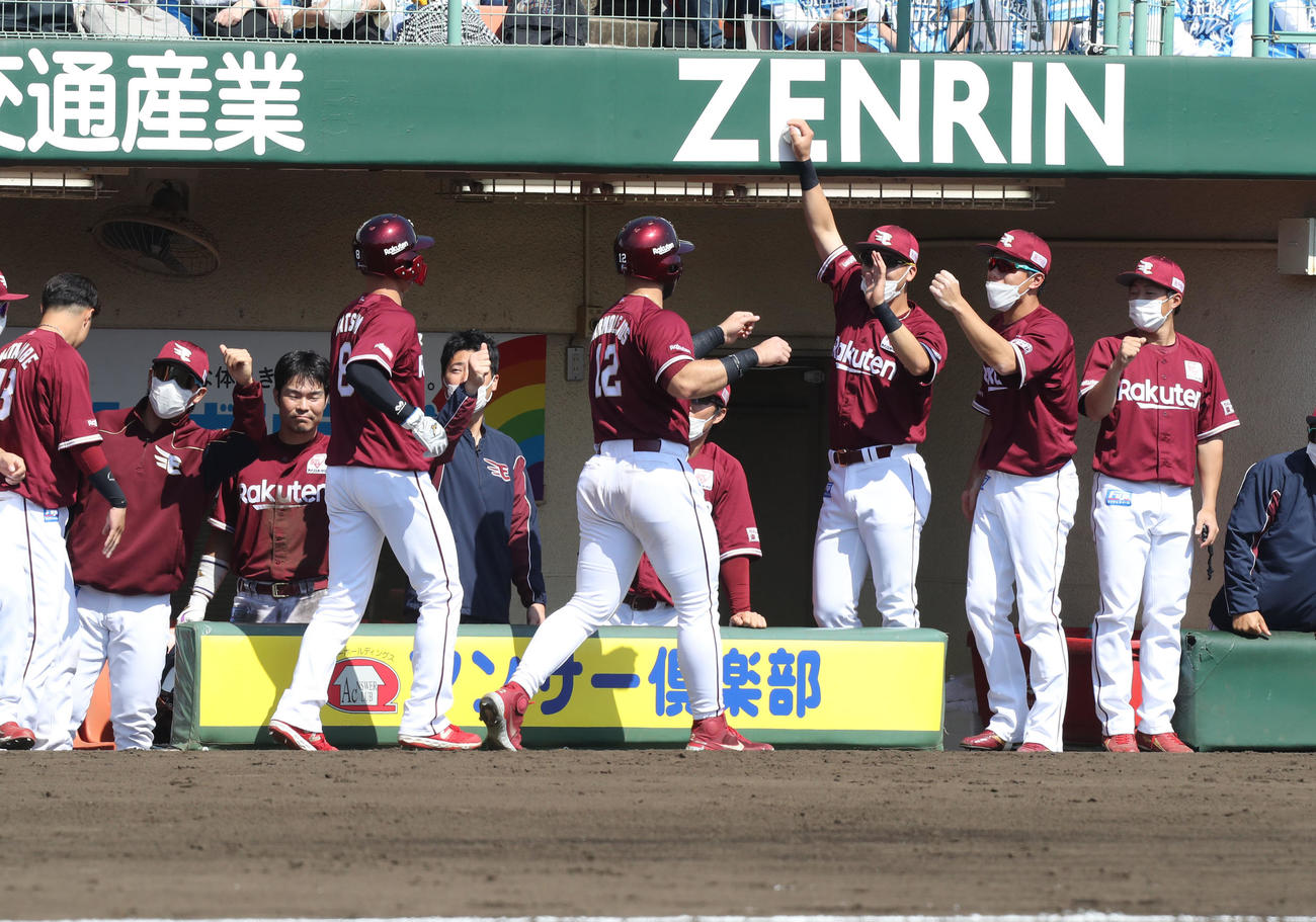 ソフトバンク対楽天　5回表楽天2死二、三　塁、山崎剛の2点適時打で生還したマルモレホスと辰己を迎えるナイン（撮影・屋方直哉）